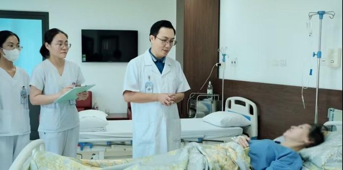Bác sĩ thăm hỏi, tư vấn cho bệnh nhân - Ảnh BVCC