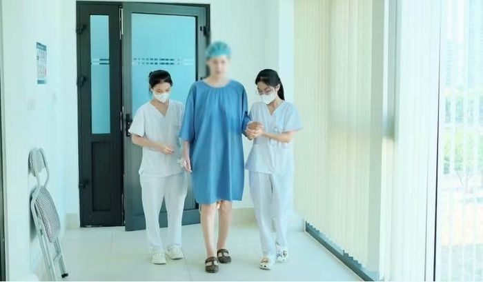 Bệnh nhân được tập vận động sau phẫu thuật - Ảnh BVCC