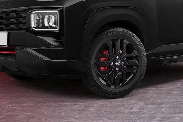 Cản trước, cản sau và ốp lườn hai bên thân xe được sơn màu xám đậm metallic. Phía sau xe còn xuất hiện biểu tượng Knight Edition đặc trưng. Khách hàng có thể lựa chọn 5 màu sơn ngoại thất gồm Đen Titanium, Trắng Atlas, Xám Titan, Đen Starry Night và Vàng Đồng Golden Bronze.