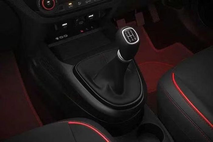 Hyundai Exter Knight Edition tiếp tục sử dụng động cơ xăng Kappa 1.2L 4 xi-lanh, sản sinh công suất tối đa 83 mã lực và mô-men xoắn cực đại 114 Nm. Động cơ này đi kèm hộp số sàn 5 cấp hoặc hộp số tự động AMT.