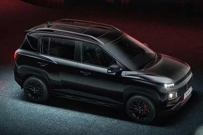 Logo Hyundai và dòng chữ Exter ở cả phía trước lẫn phía sau đều được hoàn thiện màu đen mờ. Hyundai Exter Knight Edition sử dụng bộ mâm hợp kim 15 inch sơn đen thể thao, kết hợp cùm phanh trước màu đỏ tạo điểm tương phản.