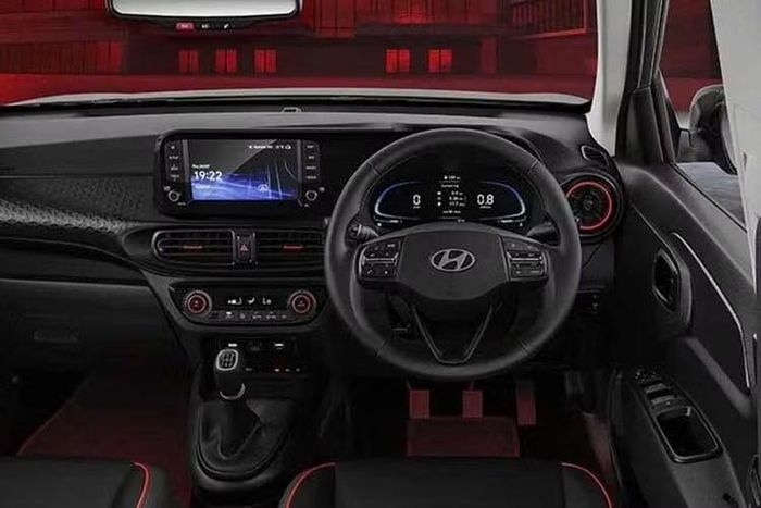 Về an toàn, mẫu SUV cỡ nhỏ 5 chỗ Exter Knight Edition mới này còn sở hữu 6 túi khí an toàn tiêu chuẩn, hệ thống cân bằng điện tử ESC, cảm biến áp suất lốp cùng cảm biến và camera lùi.