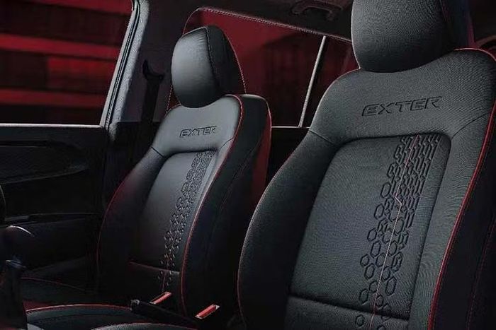 Xe được trang bị vô-lăng D-cut bọc màu đen, ghế bán nỉ tối màu cùng hệ thống đèn chiếu sáng chân màu hổ phách. Danh sách trang bị tiện nghi trên Exter Knight Edition khá đầy đủ, gồm màn hình cảm ứng trung tâm 8 inch hỗ trợ kết nối smartphone, cửa sổ trời đơn, điều hòa tự động, sạc điện thoại không dây, camera hành trình và hệ thống kết nối xe.
