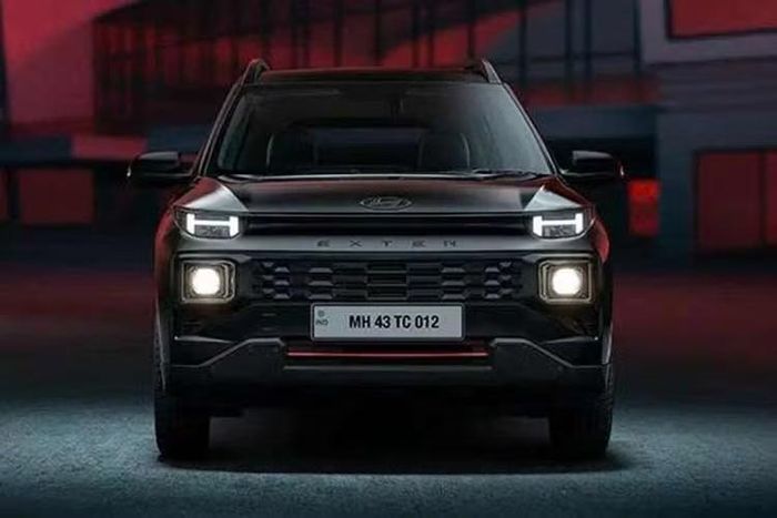 Với mức giá từ khoảng 222 triệu đồng, Hyundai Exter Knight Edition được định vị ở nhóm SUV đô thị giá rẻ tại Ấn Độ. Mức giá này không chỉ thấp hơn đáng kể so với nhiều mẫu xe phổ thông như Hyundai Grand i10 hay Kia Morning mà còn giúp mẫu SUV 5 chỗ trở thành lựa chọn đáng chú ý đối với khách hàng muốn tìm một phương tiện cá tính, đa dụng trong tầm giá dễ tiếp cận.