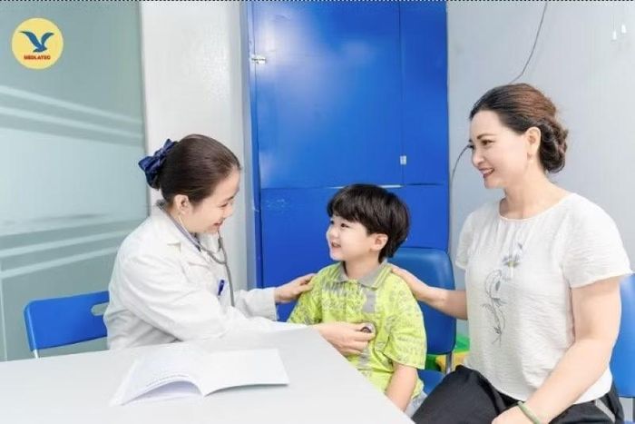 Bác sĩ thăm khám cho bệnh nhi sau chữa trị - Ảnh BVCC