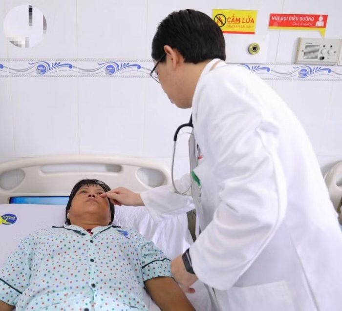 Bác sĩ thăm khám cho người bệnh - Ảnh BVCC