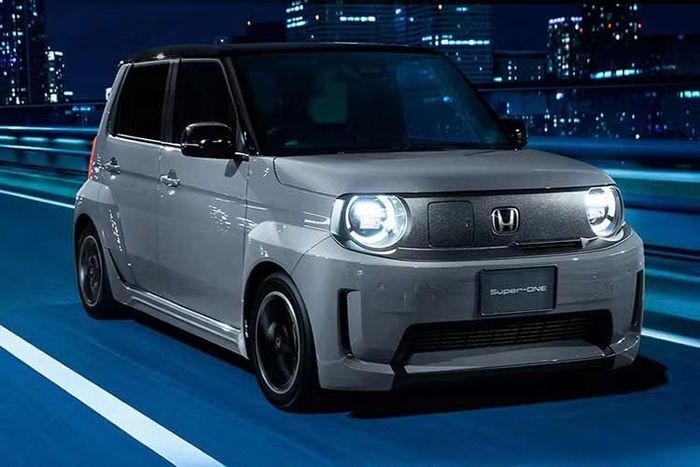 Tại Thái Lan, xe chỉ có màu Luminous Gray kết hợp nóc đen. Honda áp dụng bảo hành xe 3 năm/100.000 km và Ultimate Care thêm 2 năm/40.000 km, nâng tổng thời gian lên 5 năm/140.000 km. Mô-tơ và hệ truyền động được bảo hành 5 năm không giới hạn quãng đường, trong khi pin có thời hạn 8 năm hoặc 160.000 km.