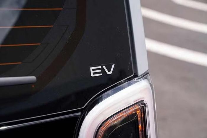 Honda Super-One EV 2026 chạy điện sở hữu vòm bánh mở rộng, cản trước/sau riêng, hệ thống treo hạ thấp và bộ mâm 15 inch đi kèm lốp Yokohama Advan Fleva.