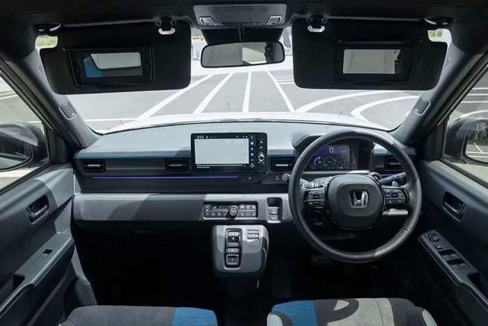 Bên trong, nội thất của Honda Super-One EV 2026 mới tại Thái Lan sử dụng cách phối ba màu trắng, xám và xanh. Hai ghế trước dạng sport bucket seat, bọc kết hợp vải và da lộn, tích hợp sưởi.