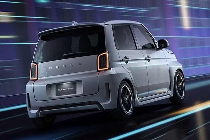 Super-One EV cũng được trang bị gói Honda SENSING với kiểm soát hành trình thích ứng có hỗ trợ ở tốc độ thấp, phanh giảm thiểu va chạm, hỗ trợ giữ làn, cảnh báo và hỗ trợ khi rời làn, đèn pha tự động cùng một số tính năng hỗ trợ khác. Xe có 6 túi khí, camera lùi ba góc quan sát và cảm biến đỗ xe trước/sau.