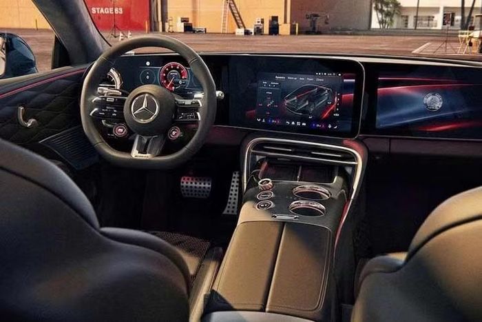 Phạm vi hoạt động tối đa đạt 809 km theo chuẩn WLTP và xe có thể chạy thêm 534 km chỉ sau 10 phút sạc theo tiêu chuẩn WLTP. Giống GT 63 và GT 55, công suất sạc chậm AC tối đa của Mercedes-AMG GT 53 4-Door Coupé EV là 11 kW.
