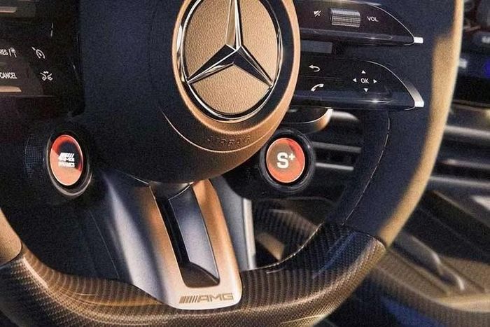 Trong khi GT 63 mô phỏng âm thanh động cơ V8 của AMG GT R thông qua chế độ âm thanh AMGForce S+ thì GT 53 lại tái tạo tiếng máy AMG 6 xi-lanh, qua đó phản ánh rõ vị trí của mẫu xe này trong dải sản phẩm.