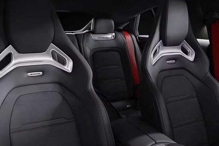 Là một biến thể trong cùng dòng xe Mercedes-AMG GT 4-Door Coupé EV, GT 53 cũng chia sẻ kiến trúc nội thất với các phiên bản còn lại, bao gồm bảng đồng hồ kỹ thuật số 10,2 inch và màn hình cảm ứng trung tâm 14 inch.