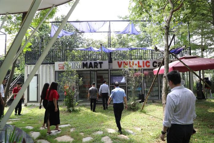 Cùng với học tập, các điều kiện phục vụ đời sống sinh viên cũng được chú trọng. Khu vực sinh hoạt chung, phòng học cộng đồng, dịch vụ ăn uống, cà phê, các không gian nghỉ ngơi và giải trí đang được hoàn thiện, từng bước hình thành môi trường đại học năng động, thân thiện.