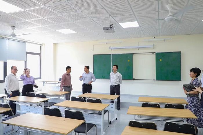 Việc chuẩn bị các điều kiện đón khoảng 17 nghìn sinh viên về học tập tại Hòa Lạc được ĐHQGHN xác định là nhiệm vụ trọng tâm trong năm học mới, với yêu cầu bảo đảm đồng bộ từ giảng đường, thư viện, y tế, ký túc xá, giao thông đến các dịch vụ và hoạt động đời sống, để người học yên tâm học tập, nghiên cứu và sinh hoạt. Ảnh vnu
