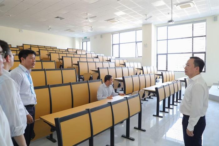 Đoàn công tác đã trực tiếp khảo sát hệ thống giảng đường HT1, HT2, HT3, HT4, hội trường lớn, thư viện, phòng y tế, khu vực đón sinh viên nhập học, ký túc xá, khu dịch vụ, phòng học cộng đồng và các không gian phục vụ sinh viên. Ảnh vnu