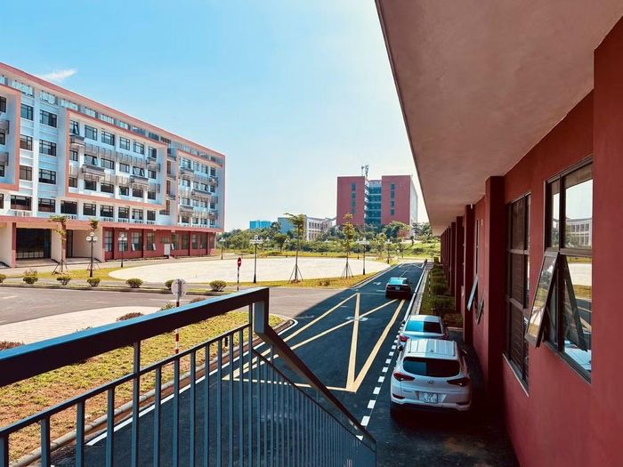 Một số hạng mục tiếp tục được bổ sung, hoàn thiện để bảo đảm điều kiện tốt nhất khi sinh viên chính thức học tập. Ảnh vnu