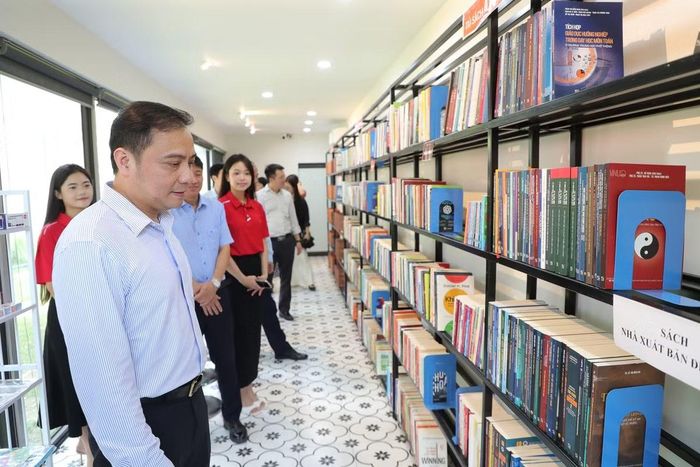 VNU-LIC hiện có hơn 190.000 giáo trình, sách số; hơn 113.000 tài liệu số nội sinh; hơn 1,3 triệu tài liệu kết nối từ mạng lưới liên thư viện của 121 cơ sở đào tạo, cùng gần 450.000 bản sách in. Ảnh vnu