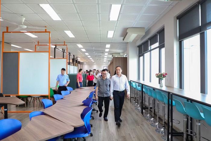 Tại Hòa Lạc, hệ thống gồm Thư viện Trung tâm, các không gian thư viện vệ tinh và Công viên Tri thức gần 10.000 m², tạo thêm nhiều lựa chọn cho sinh viên học tập, đọc sách, nghiên cứu và sinh hoạt học thuật. Ảnh vnu