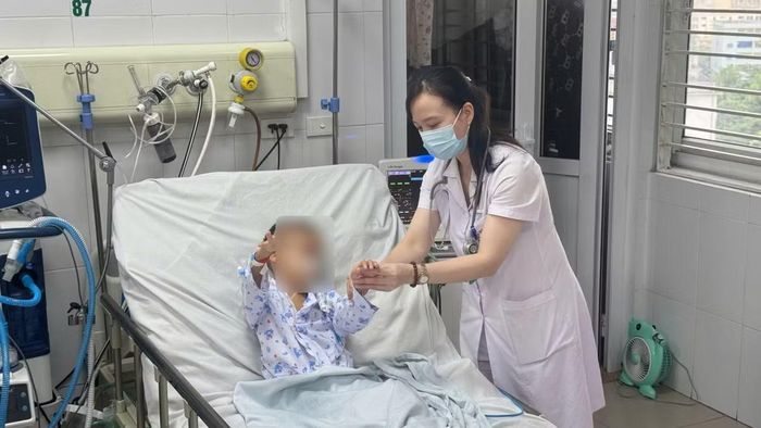 Kiểm tra tình trạng phục hồi của bệnh nhi - Ảnh BVCC