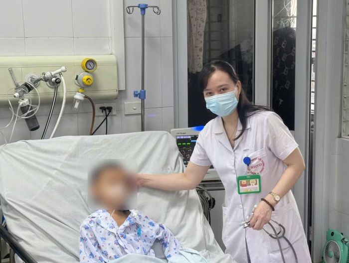 Bác sĩ thăm khám cho trẻ - Ảnh BVCC
