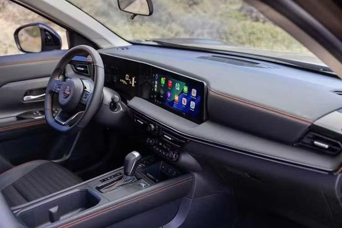 Bên trong nội thất, mẫu xe SUV này sử dụng ghế TailorFit màu đen, chỉ khâu tương phản màu cam và logo Rock Creek thêu trên tựa lưng, xe cũng có thảm sàn riêng.