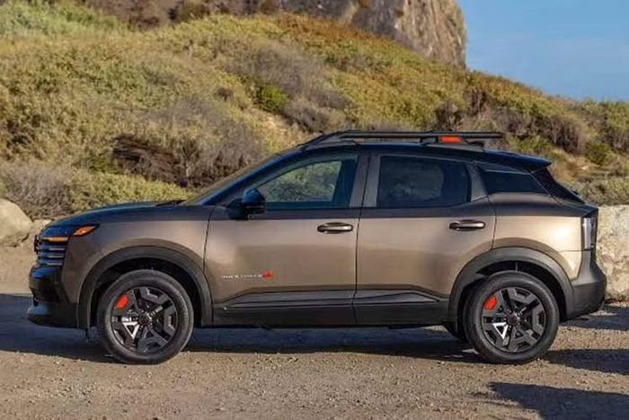 Ngoại hình của Nissan Kicks Rock Creek 2027 tạo khác biệt với lưới tản nhiệt riêng, điểm nhấn màu cam và biểu tượng hình ngọn núi. Cản trước, cản sau và gương chiếu hậu được sơn đen bóng, kết hợp bộ mâm 17 inch thiết kế riêng và đèn chạy ban ngày màu hổ phách.