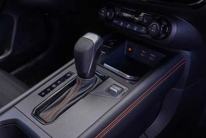 Các tính năng an toàn bao gồm kiểm soát hành trình thích ứng có chức năng dừng/đi, hỗ trợ giữ làn, cảnh báo lệch làn, cảnh báo va chạm phía trước và phanh khẩn cấp tự động, cảnh báo điểm mù, cảnh báo phương tiện cắt ngang phía sau, cùng hệ thống camera 360 độ và 6 túi khí...