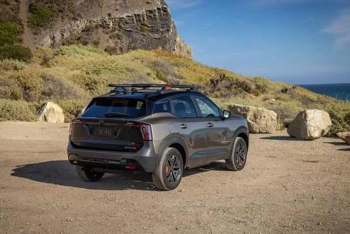 Trên nóc mẫu xe SUV Kicks Rock Creek 2027, Nissan bổ sung giá chở đồ dạng ống với tải trọng tối đa 75 kg, phù hợp với nhu cầu mang theo hành lý, dụng cụ cho những chuyến dã ngoại.