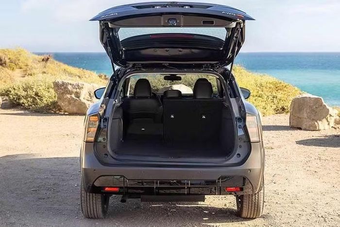 Những nâng cấp về khả năng off-road của Kicks Rock Creek tương đối vừa phải. Nissan bổ sung hệ thống hỗ trợ đổ đèo và chế độ lái địa hình, được thiết kế để cải thiện khả năng vận hành trên đường cỏ, đường mòn và các bề mặt tương tự. Vì vậy, phiên bản này phù hợp với nhu cầu đi đường xấu và off-road nhẹ.