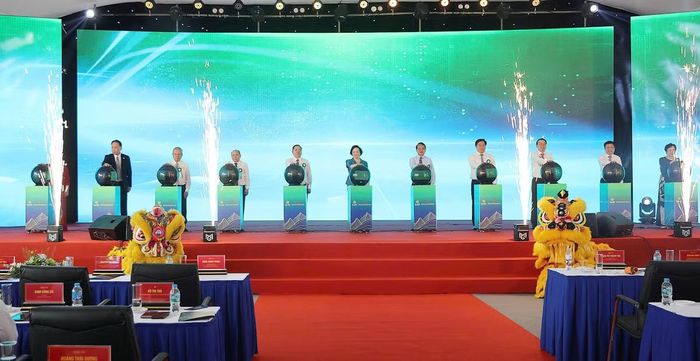 Các đại biểu thực hiện nghi thức phát lệnh khởi công các dự án.