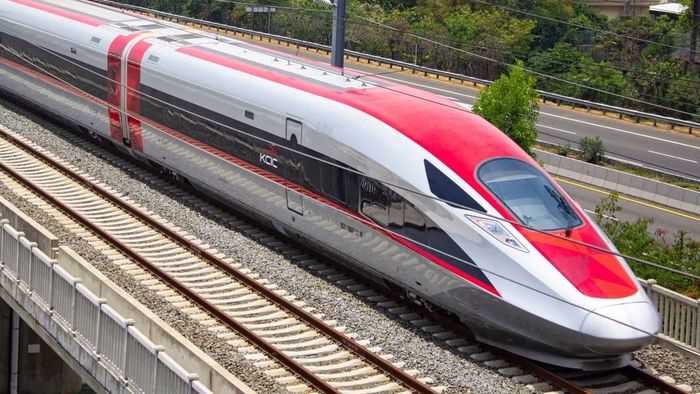 Trung Quốc nhanh chóng mở rộng mạng lưới đường sắt cao tốc và phát triển các dòng tàu nội địa như Fuxing Hao.