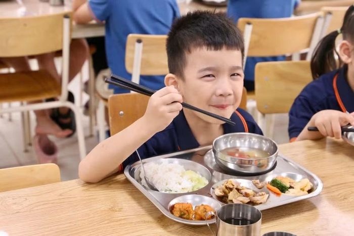 Tính toán thực đơn trở thành yêu cầu trong tổ chức bữa ăn (Ảnh: wellspring.edu.vn).