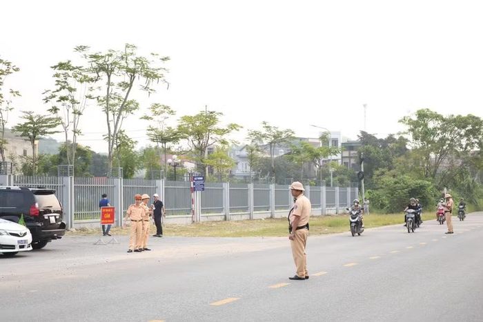 Lực lượng chức năng điều tiết giao thông, đảm bảo an toàn thi.