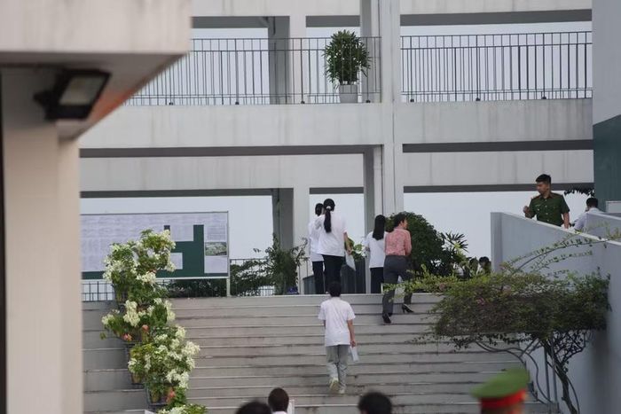 Các thí sinh bước vào phòng thi.