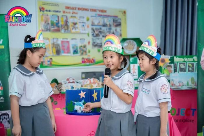 Học sinh hào hứng với tiếng Anh.