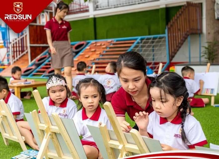 Học sinh lức tuổi mầm non hào hứng trải nghiệm và học tập tiếng Anh tại hệ thống giáo dục Redsun.