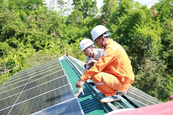 Điện mặt trời mái nhà tự sản xuất, tự tiêu thụ không chỉ giúp khách hàng bổ sung nguồn điện phục vụ sinh hoạt, sản xuất mà còn góp phần giảm áp lực lên hệ thống vào thời điểm phụ tải tăng cao.