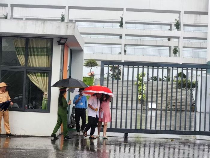 Các thí sinh rời phòng thi trong thời tiết có mưa.