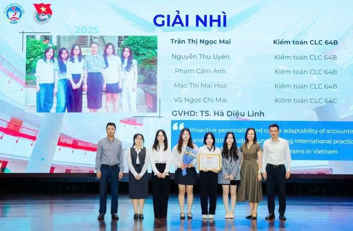 Trần Thị Ngọc Mai (thứ 4 từ phải sang) đạt Nhì Giải thưởng Sinh viên NCKH cấp Đại học năm học 2024-2025.