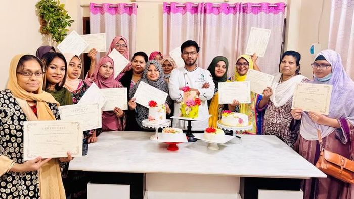 Md Shabbir Hossain Ridoy tổ chức các lớp học nghề cho nhiều người.