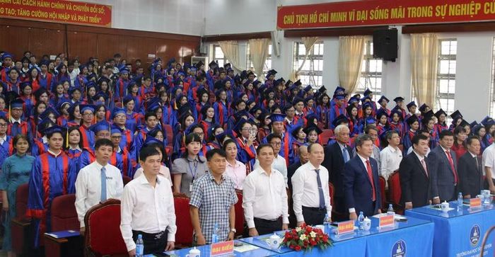Đại biểu và hàng trăm nghiên cứu sinh, sinh viên tham dự buổi lễ. (Ảnh: T.H)