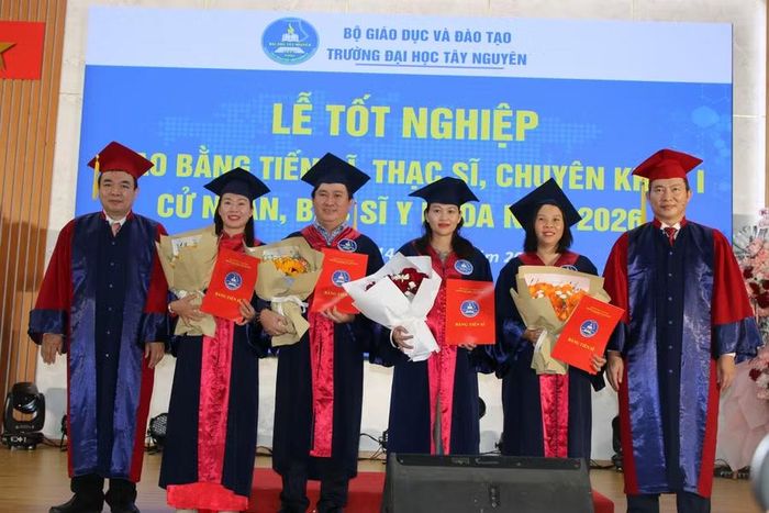 Có 4 tân tiến sĩ được Trường Đại học Tây Nguyên trao bằng tốt nghiệp trong buổi lễ. (Ảnh: Thế Hùng)