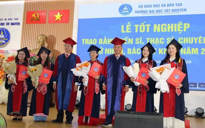 Lãnh đạo nhà trường trao bằng tốt nghiệp cho 36 thạc sĩ. (Ảnh: Thế Hùng)