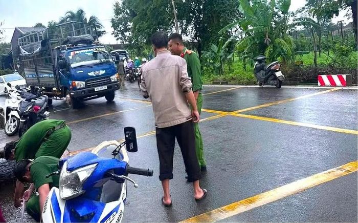 Lực lượng chức năng khám nghiệm hiện trường.