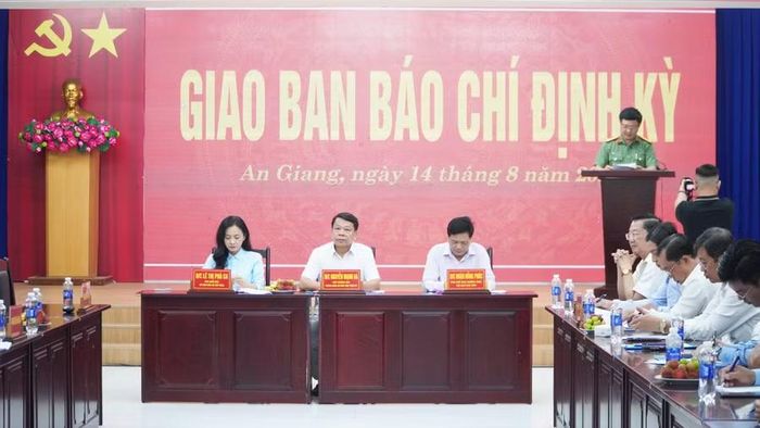 Quang cảnh buổi giao ban báo chí.