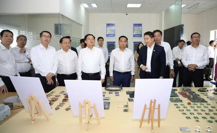 Phó Thủ tướng Hồ Quốc Dũng cùng đoàn công tác tham quan phòng thí nghiệm Vi mạch, Trường Đại học Bách khoa (Đại học Quốc gia TPHCM). Ảnh: VNUHCM.