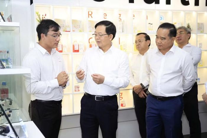 Phó Thủ tướng Hồ Quốc Dũng (thứ hai từ trái sang) cùng đoàn công tác thăm phòng thí nghiệm Tế bào gốc, Trường Đại học Khoa học Tự nhiên (Đại học Quốc gia TPHCM). Ảnh: VNUHCM.