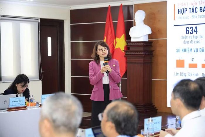GS.TS Nguyễn Thị Thanh Mai, Giám đốc Đại học Quốc gia TPHCM báo cáo tại buổi làm việc. Ảnh: VNUHCM.