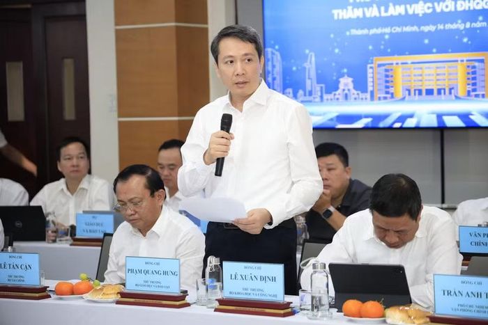 Thứ trưởng Bộ GD&ĐT Phạm Quang Hưng trao đổi về các kiến nghị của Đại học Quốc gia TPHCM.